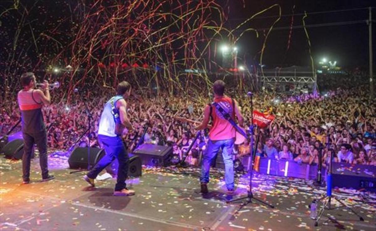 Un moment joiós de l’actuació de La Pegatina al Canet Rock, la matinada de dissabte a diumenge.