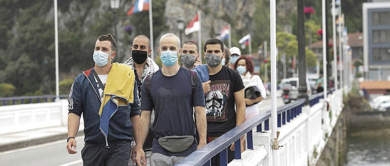 Jóvenes con mascarilla en Ribadesella.