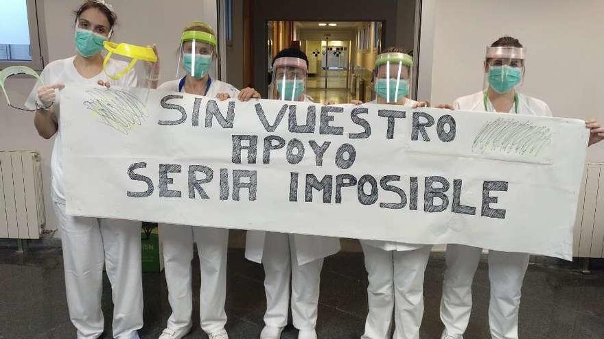 Personal del Hospital de Riaño agradece con una pancarta la colaboración de la población.
