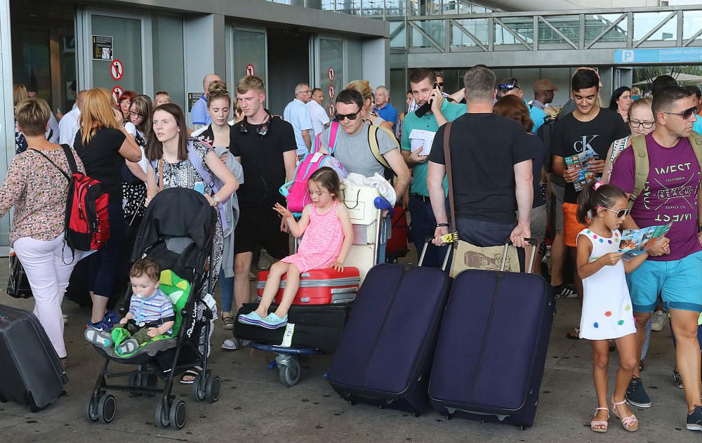 El aeropuerto de la Costa del Sol opera este fin de semana más de 2.000 vuelos que transportan a miles de turistas en el inicio o el fin de sus vacaciones de verano