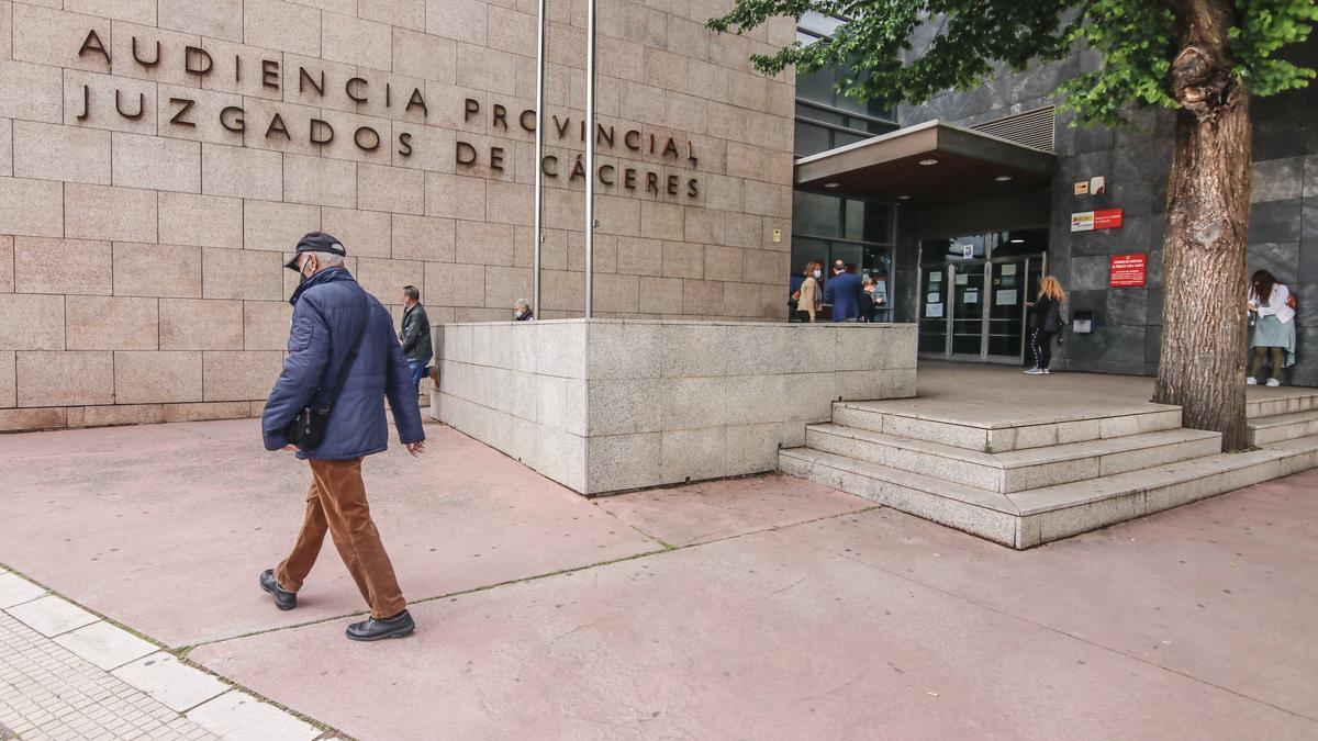 Entrada a la Audiencia Provincial, lugar donde se celebra este jueves el juicio a tres acusados de robo.