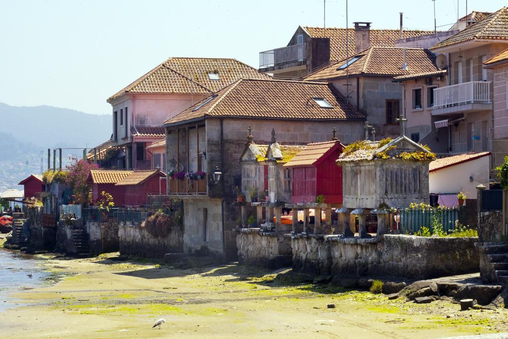 Hórreos en la playa de Combarro.