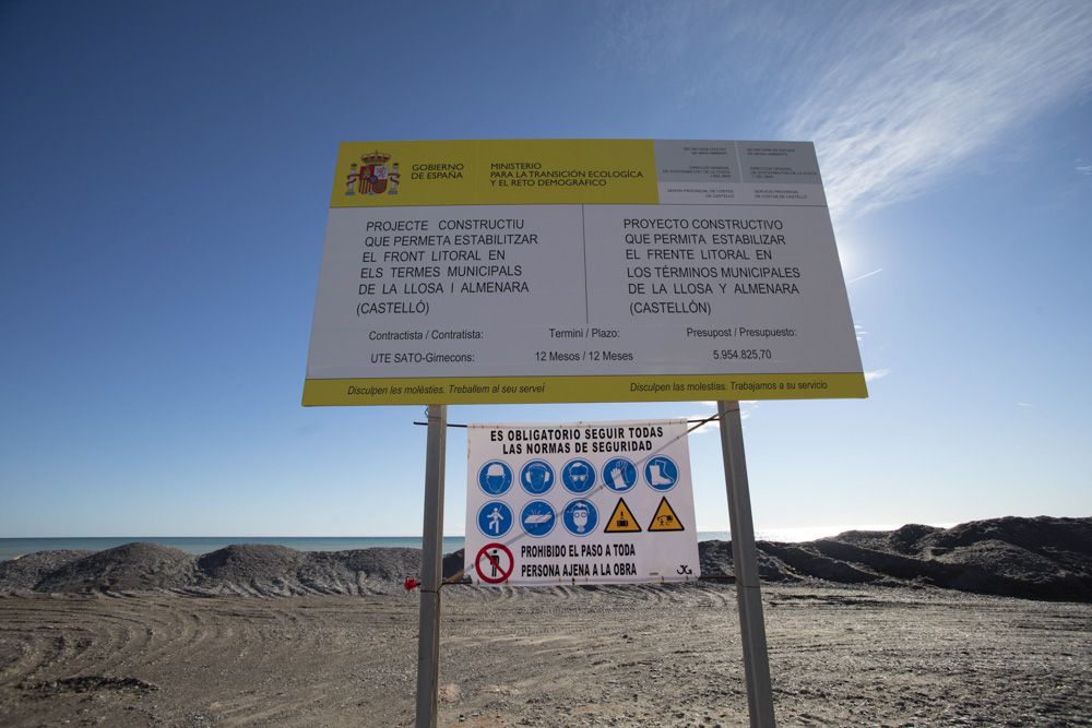 Estado de las obras en la playa de Almenara, con la grava extraída en las playas de Sagunt.