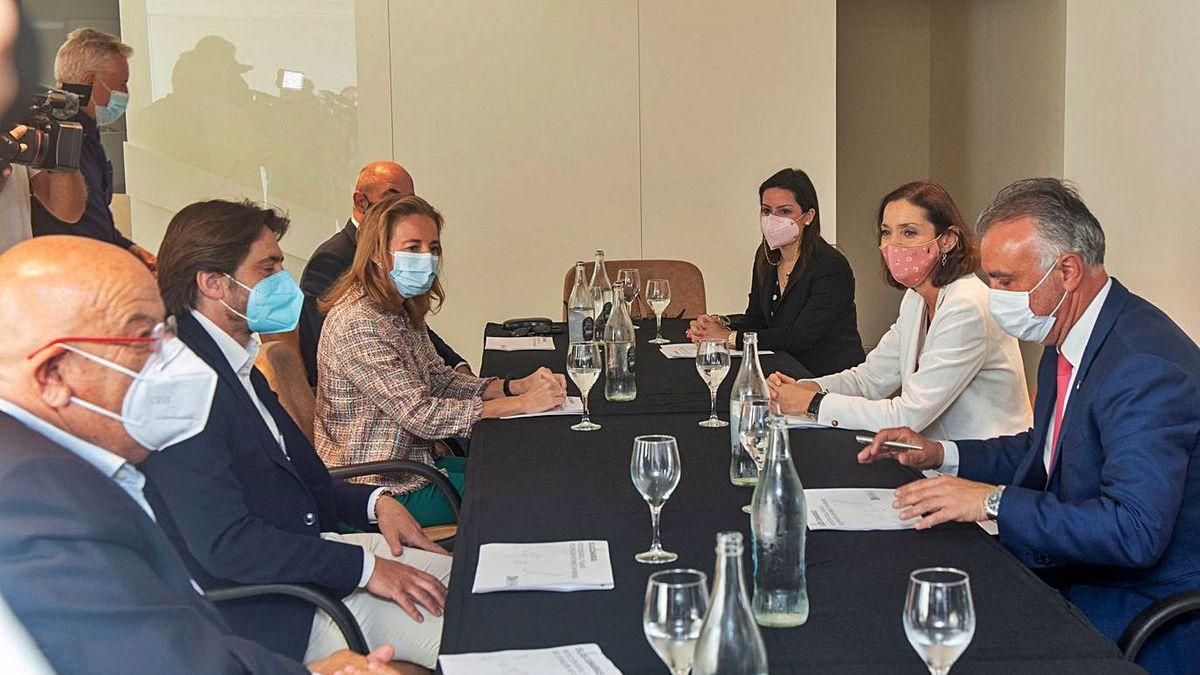 Marichal, en el centro a la izquierda de la mesa, se reunió ayer en Lanzarote con Reyes Maroto, Ángel Víctor Torres y Yaiza Castilla.