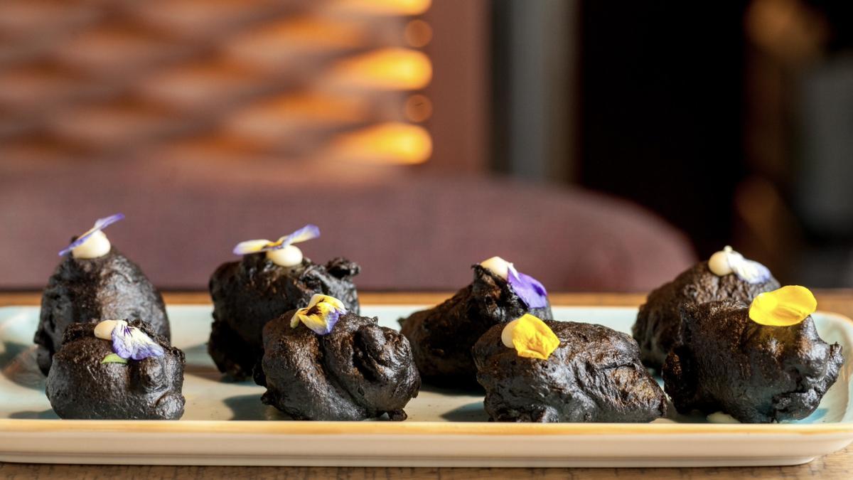 Los bocados de bacalao con tinta de calamar de Rocacho.