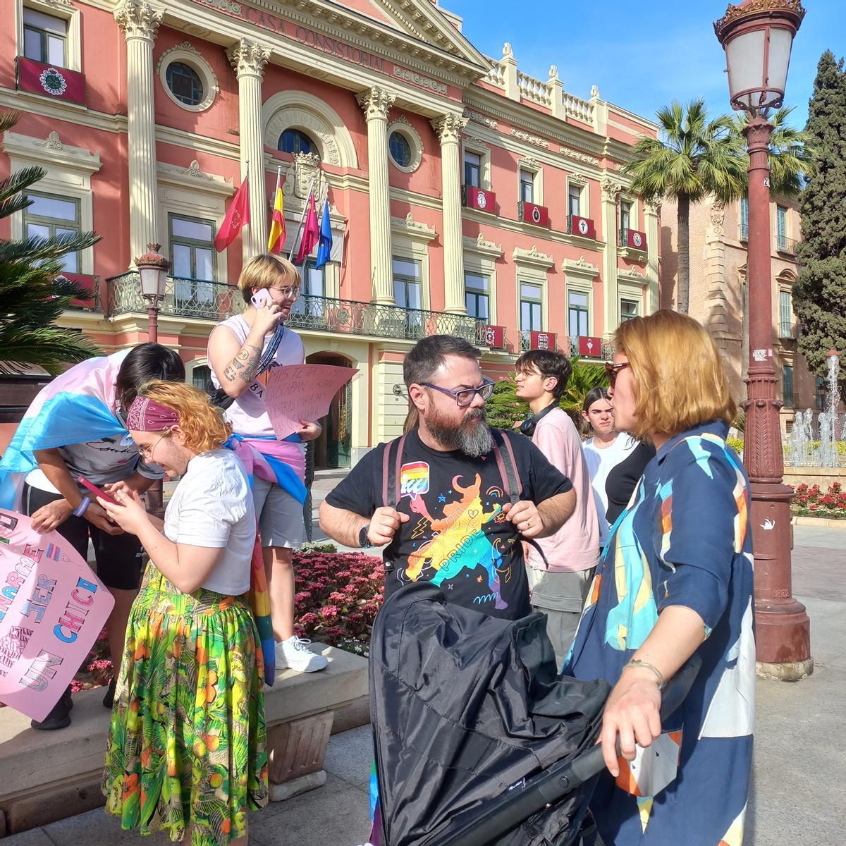 John D. Babyack, junto a Elvira Medina, en un acto en defensa de los derechos LGTBi