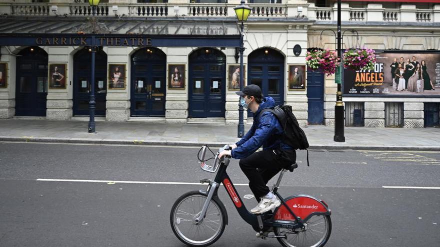 Un ciclista transita por Londres