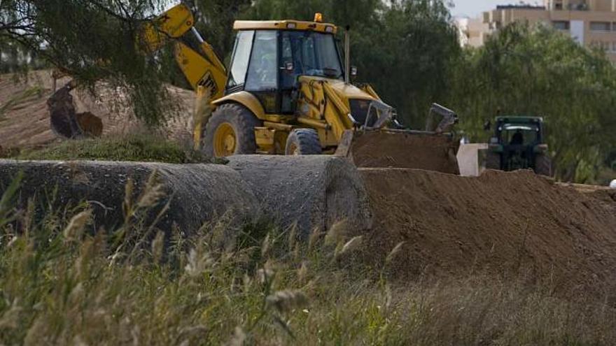 Arriba, imagen del búnker, ayer, en lo que será el futuro jardín. Abajo, prisioneros republicanos tras la guerra en la misma zona