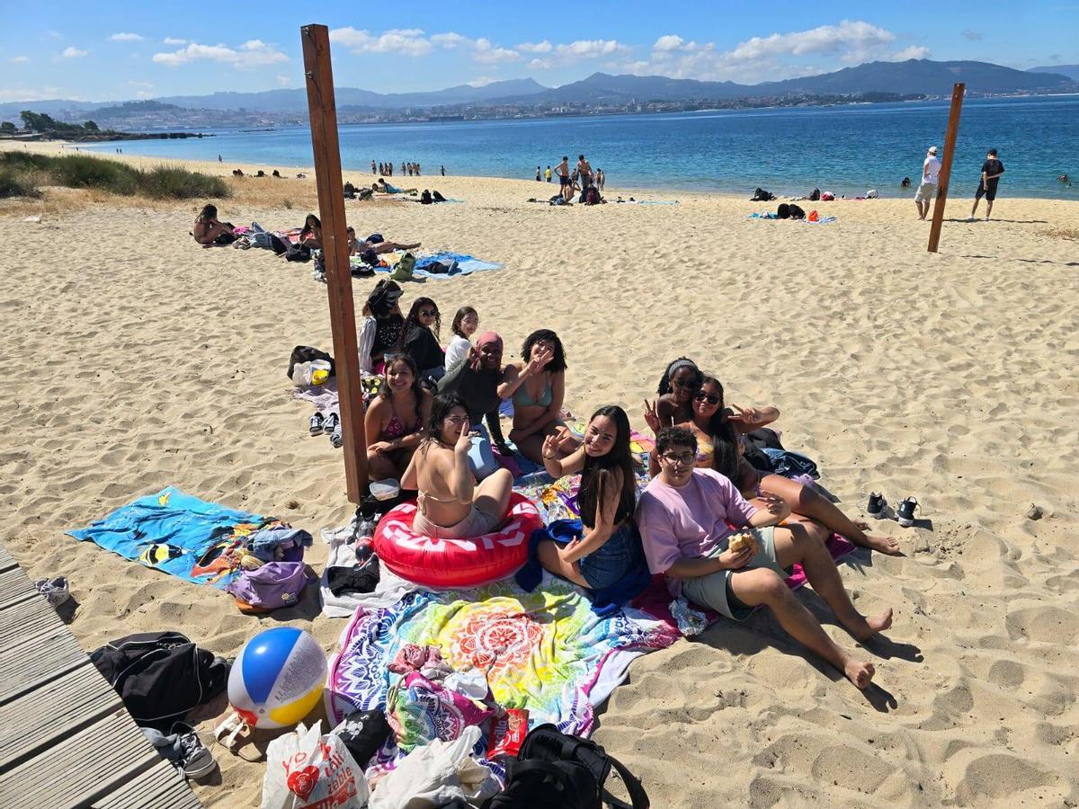Alumnas del IES mercantil de Vigo en la playa de Rodeira en Cangas.