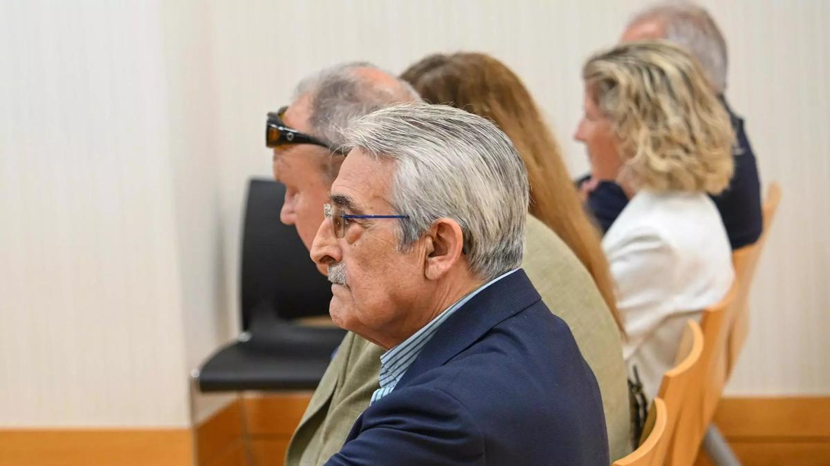 El exalcalde de Orihuela José Manuel Medina y cuatro exediles declaran en los juzgados de Elche acusados de presuntos fraccionamientos de contratos