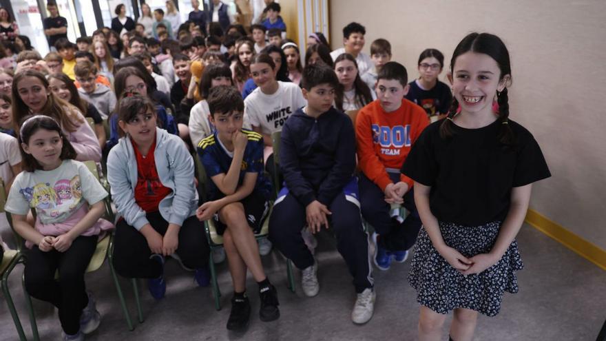 La ganadora del certamen, Manuela Parrondo, de pie, ante sus compañeros. | LUISMA MURIAS