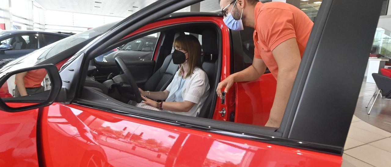 Imagen del interior de un concesionario de coches.