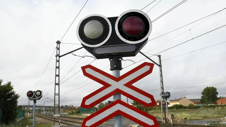 Adif mejorará la protección de cinco pasos a nivel en la provincia de Badajoz con una inversión de 2,6 millones de euros