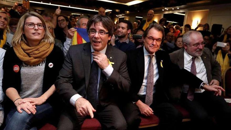Por la izquierda, Artadi, Puigdemont, Mas y el exconsejero Lluís Puig, el pasado miércoles en Bruselas.