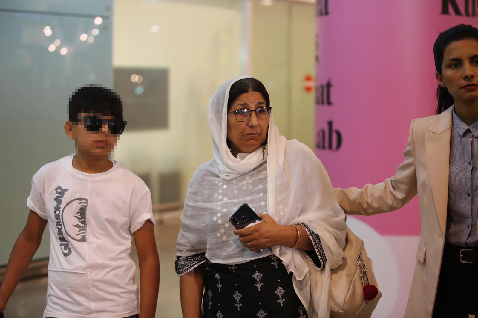 La madre  de dos hermanas de Terrassa asesinadas en Pakistan y su hijo menor llegan a Barcelona