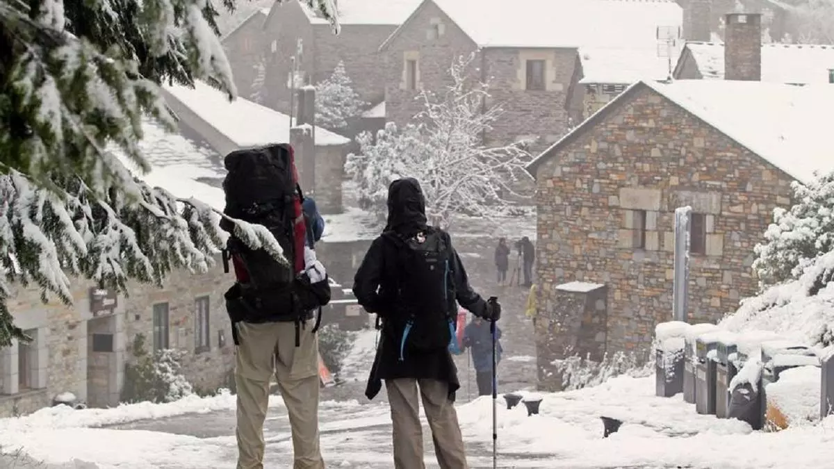 Los peregrinos que buscan caminar en "soledad": el Camino de Santiago crece también en invierno