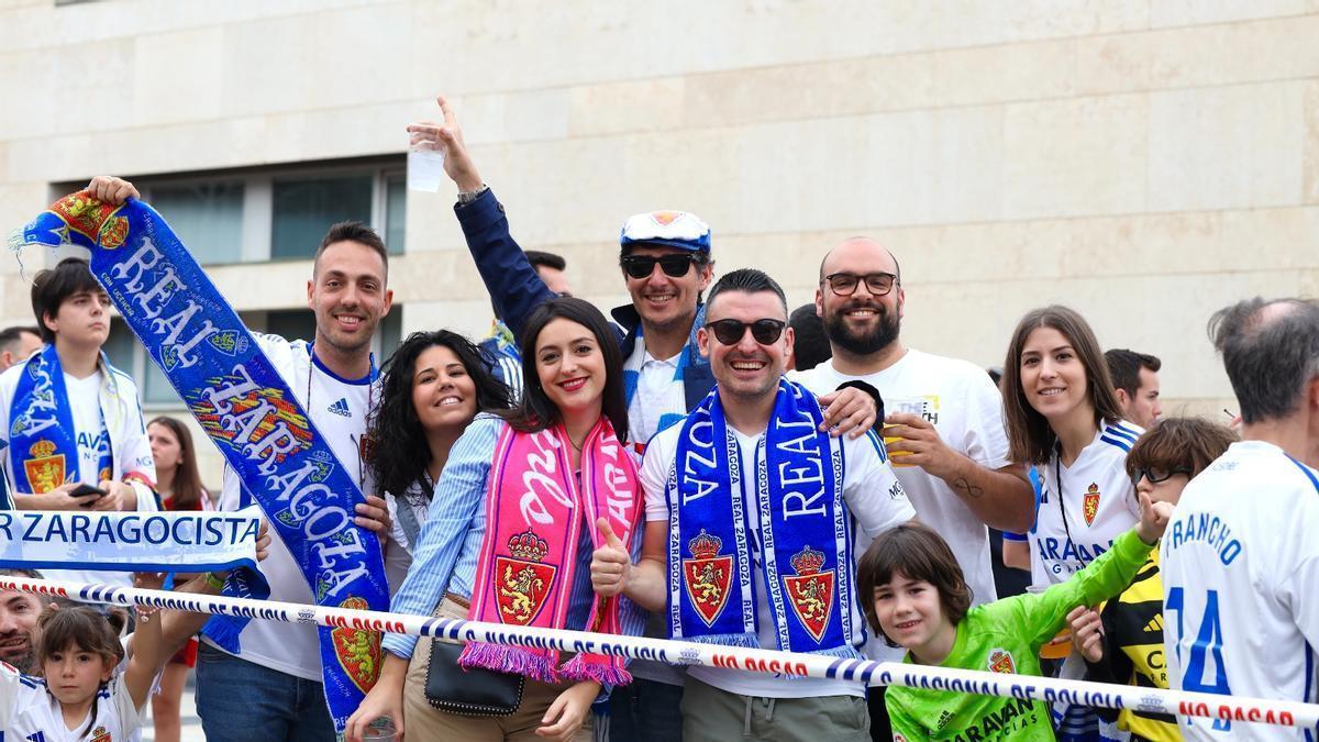 Aficionados del Real Zaragoza, luciendo orgullosos sus colores