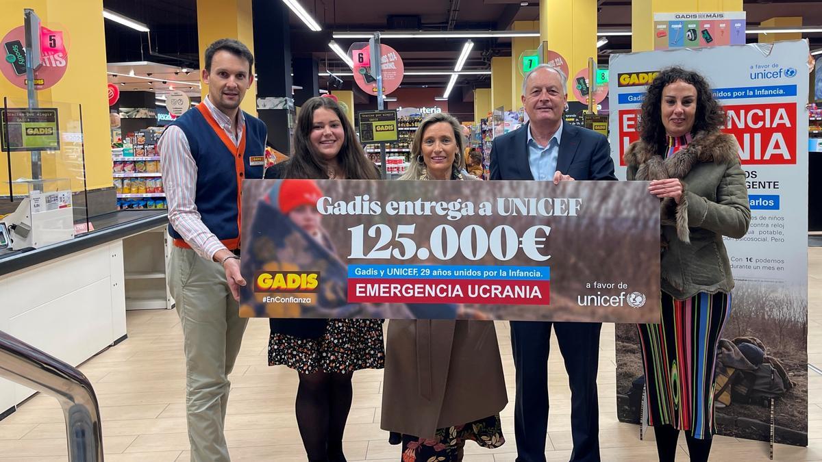 Entrega de donación a Ucrania por parte de Gadis.