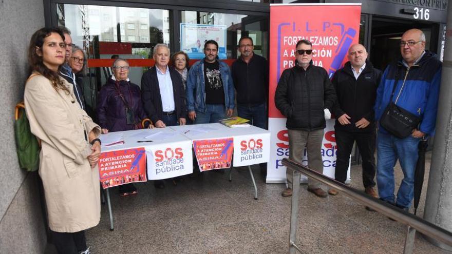 Miembros de la plataforma SOS Sanidade Pública recogen firmas, ayer, en la entrada del centro de salud de O Ventorrillo. |   // CARLOS PARDELLAS