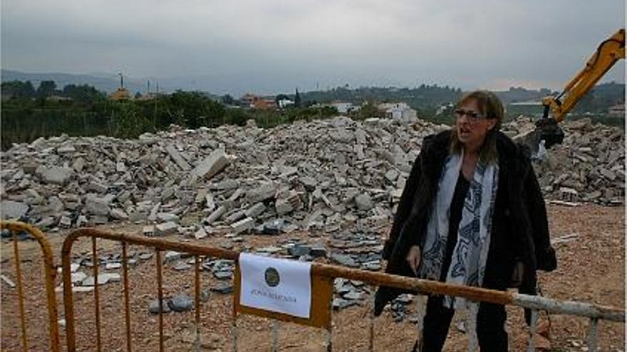 Una de las vecinas, indignada, recrimina a los operarios haber vertido los restos.