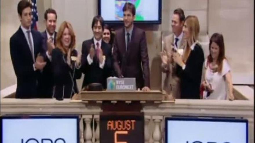 Ashton Kutcher visita Wall Street para promocionar su próxima película