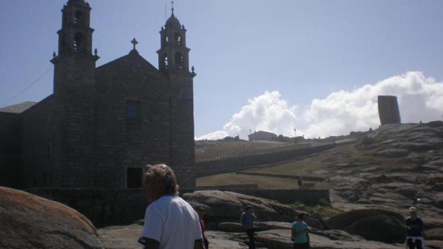 Romeros frente al santuario de A Virxe da Barca.