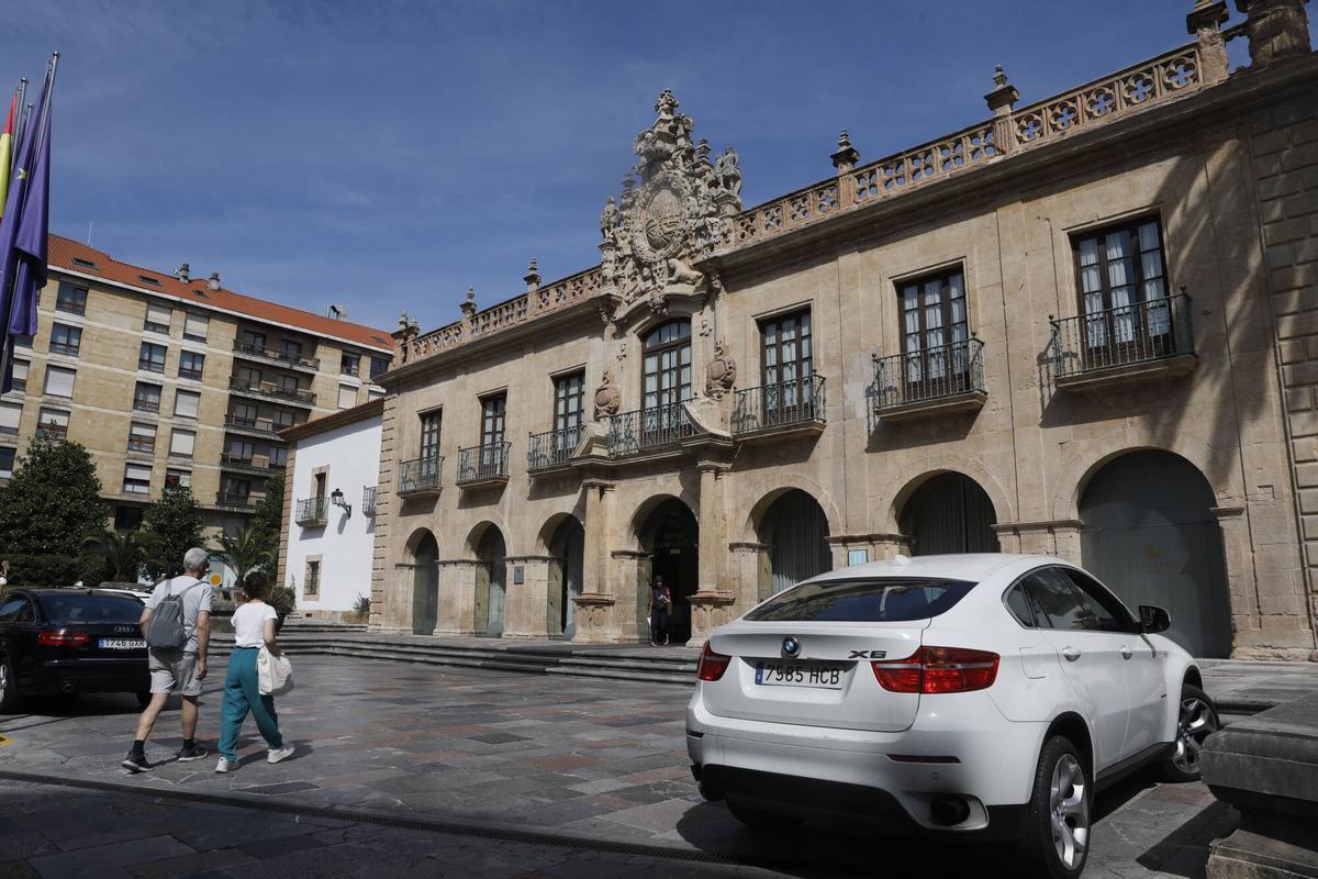 Oviedo. Hotel de la Reconquista. La vicepresidenta del Principado, Gimena Llamedo, visita las obras de rehabilitación del Hotel de La Reconquista. Asiste también la viceconsejera de Turismo, Lara Fernández y el alcalde de Oviedo, Alfredo Canteli.