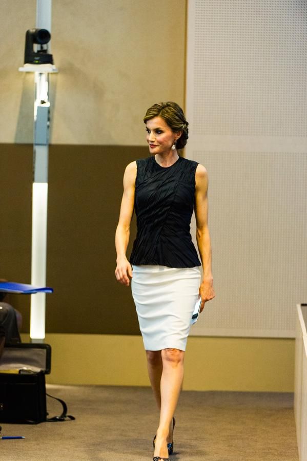 Letizia Ortiz y su look con top de Nina Ricci en París