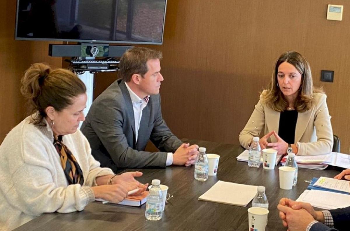 La consellera de Justicia, reunida con el alcalde y la primera teniente de alcalde de Xàiva.