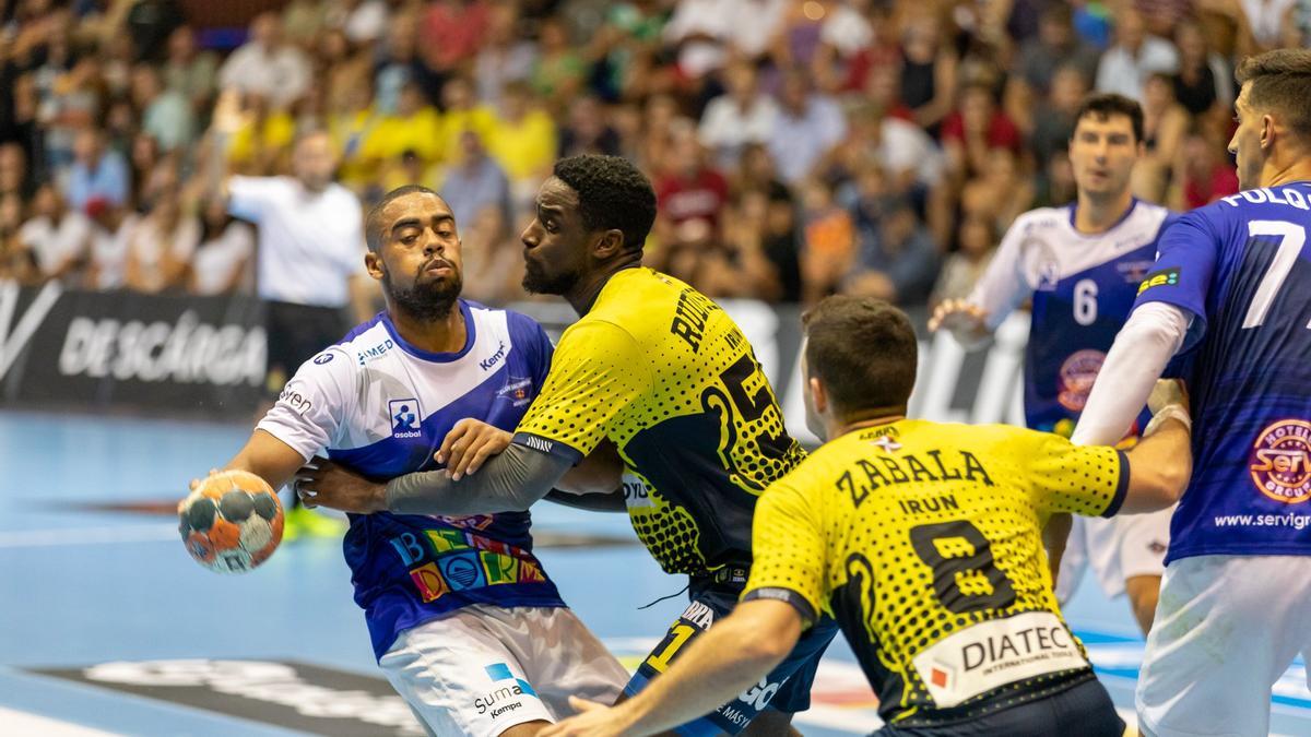 imagen de archivo de un partido entre el Balonmano Benidorm y el Bidasoa Irún.