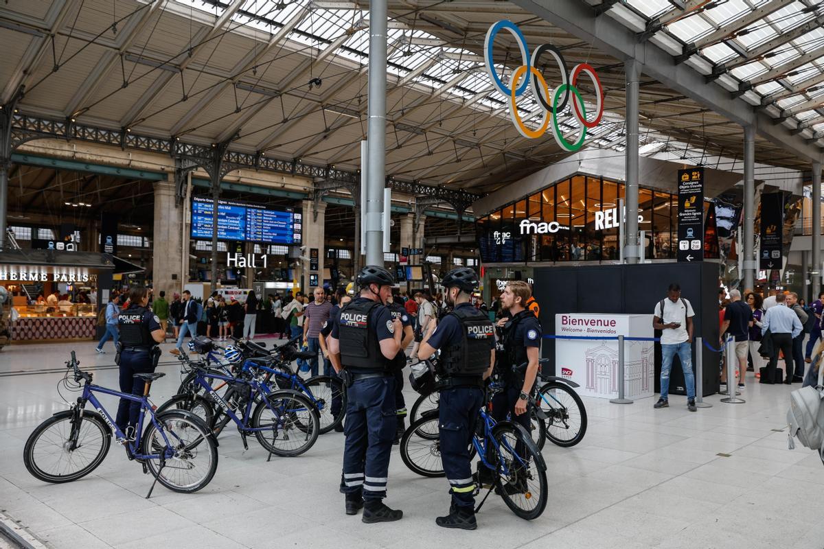 Paris (France), 26/07/2024.- French police officers patrol inside Gare du Nord station in Paris, France, 26 July 2024. Frances high speed rail network TGV was severely disrupted on 26 July following a massive attack, according to train operator SNCF, just hours before the opening ceremony of the Paris 2024 Olympic games. French Transport Minister Patrice Vergriete condemned these criminal actions saying that they would seriously disrupt traffic until this weekend. Around 800,000 passengers are expected to be affected over the weekend. (Francia) EFE/EPA/MAST IRHAM