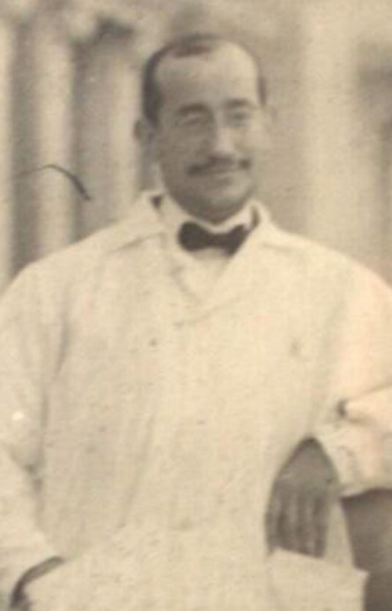 José Mouriz Riesgo, con su bata de médico.