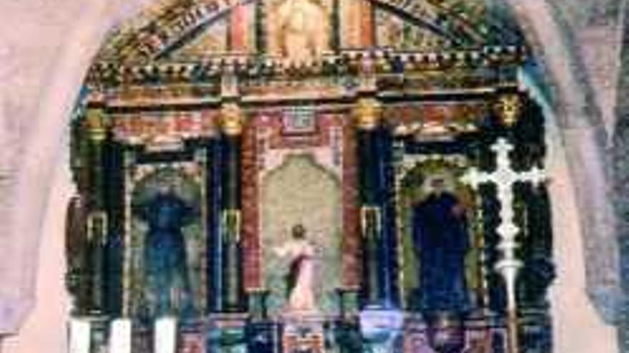 Retablo de la iglesia de Prado, con San Francisco y San Benito a los lados y, arriba, Santa Bárbara, que estaban ocultos detrás de la pintura. / D.P.