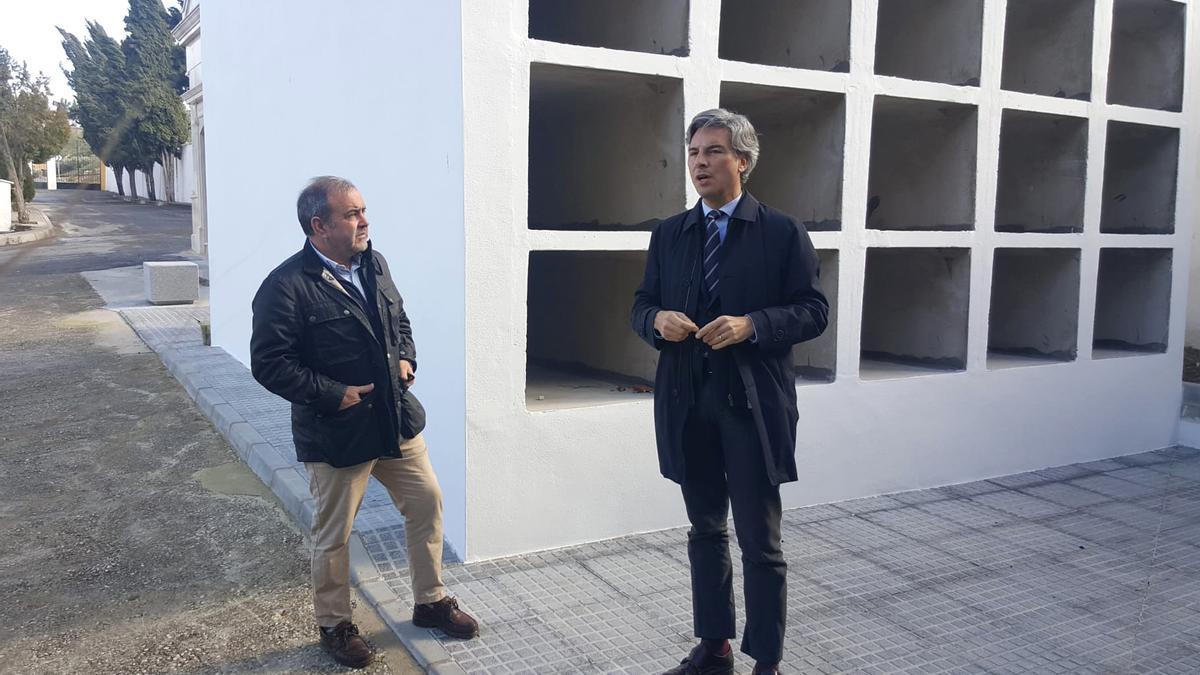 El alcalde de Valenzuela, Antonio Pedregosa, y Andrés Lorite, durante la visita a las obras del cementerio.