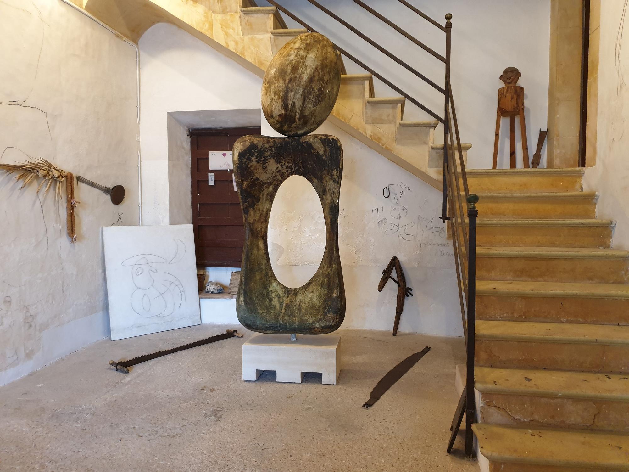 Secuencia del laborioso montaje de los moldes de ‘Monument’, colocados junto al dibujo preparatorio de la pieza en Son Boter.