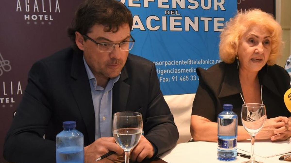 Carmen Flores junto al abogado de la asociación en la Región de Murcia.