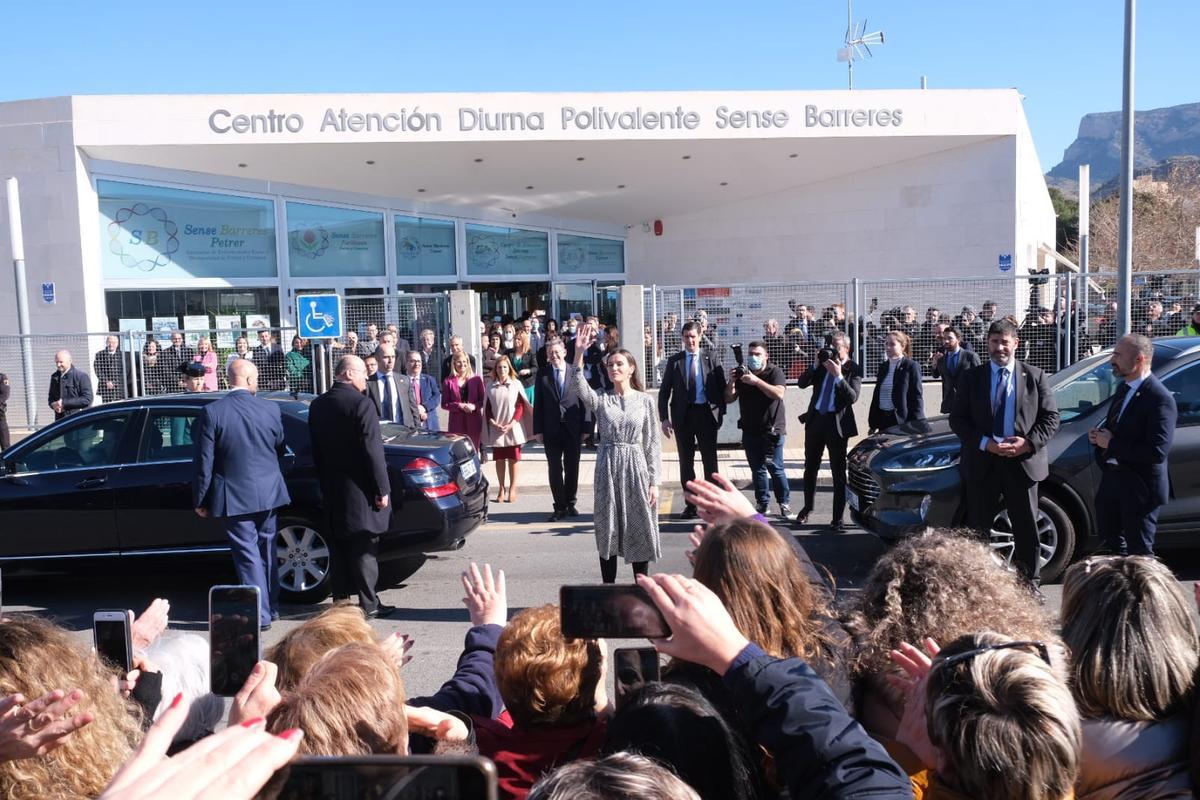 La reina Letizia despidiéndose del público tras finalizar la reunión en el Centro de Atención Diurna Polivalente de Sense Barreres en Petrer.