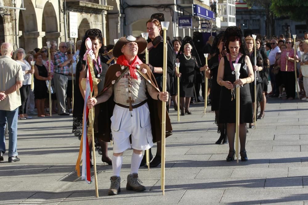 Cientos de miles de seguidores acompañan a la procesión por el centro de Vigo en medio de un asfixiante calor.