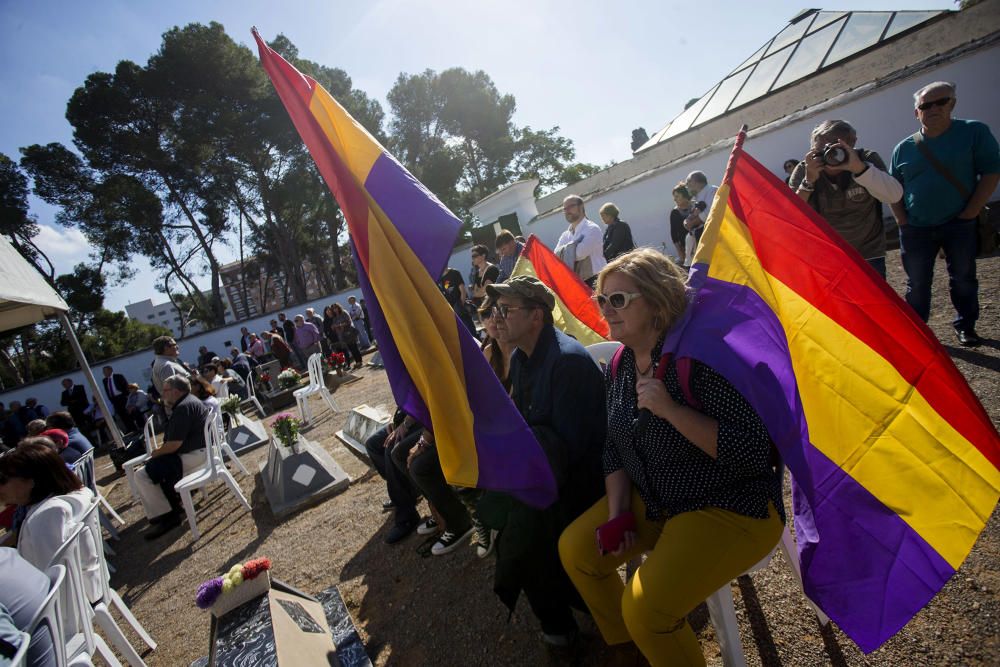 Homenaje a los difuntos en el cementerio de Castelló