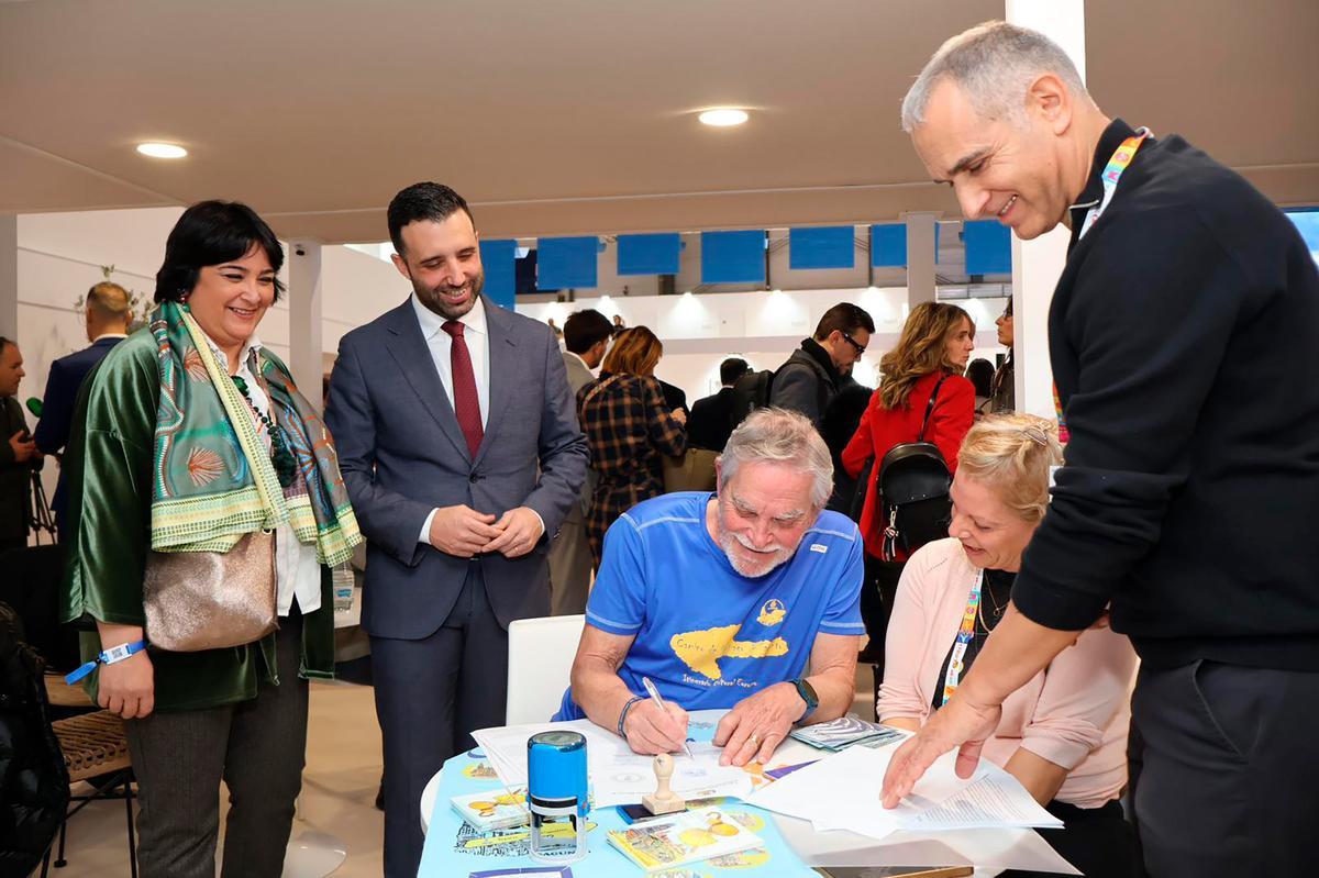 Un representante del camino de Santiago con las autoridades.