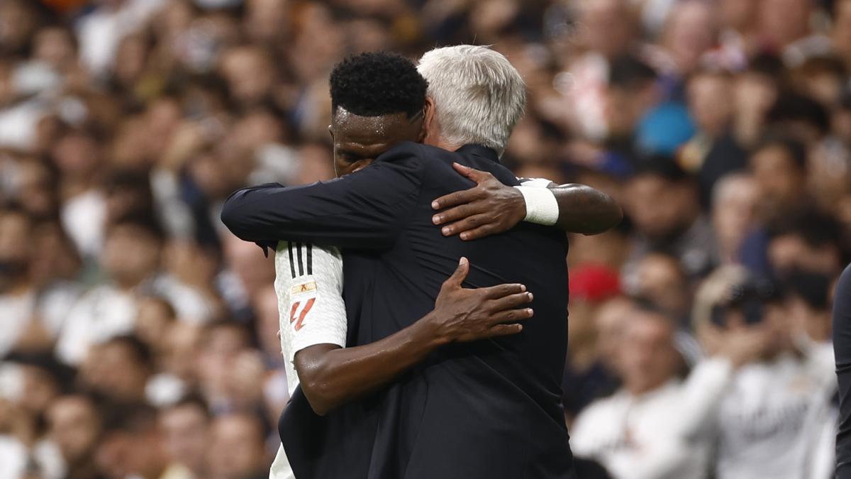 Vinicius Junior, delantero del Real Madrid, celebra uno de sus tres goles con Carlo Ancelotti, su entrenador.