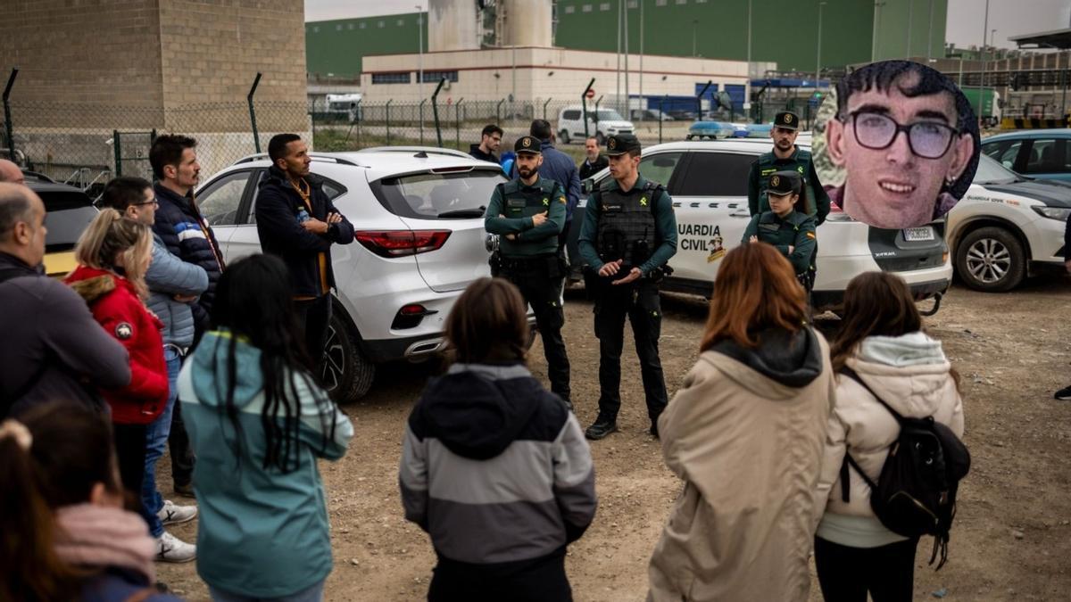 Una de las primeras batidas para buscar a Pablo Cebolla (arriba a la derecha), en Pina de Ebro.