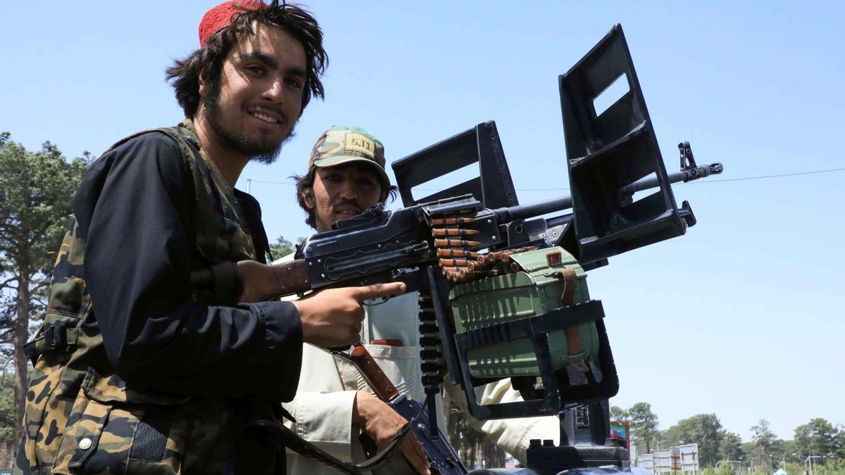Dos combatientes talibanes, patrullando en la ciudad de Herat.