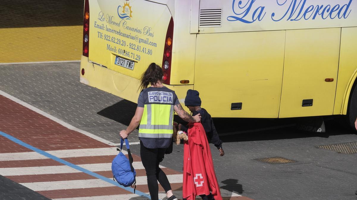 Imagen de archivo de uno de los menores rescatado y atendido por una policía tras la llegada del crucero Insignia al puerto de Santa Cruz de Tenerife.