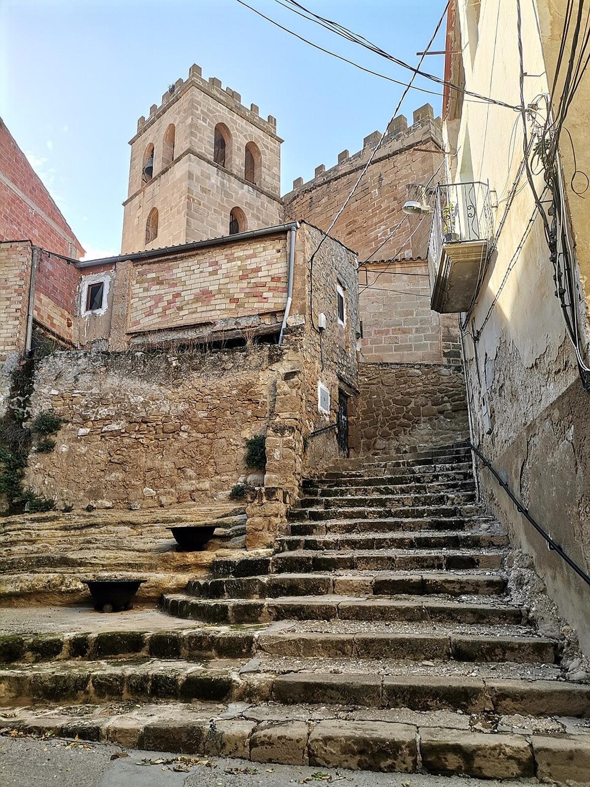 Escalinata de subida a la iglesia de Fabara.