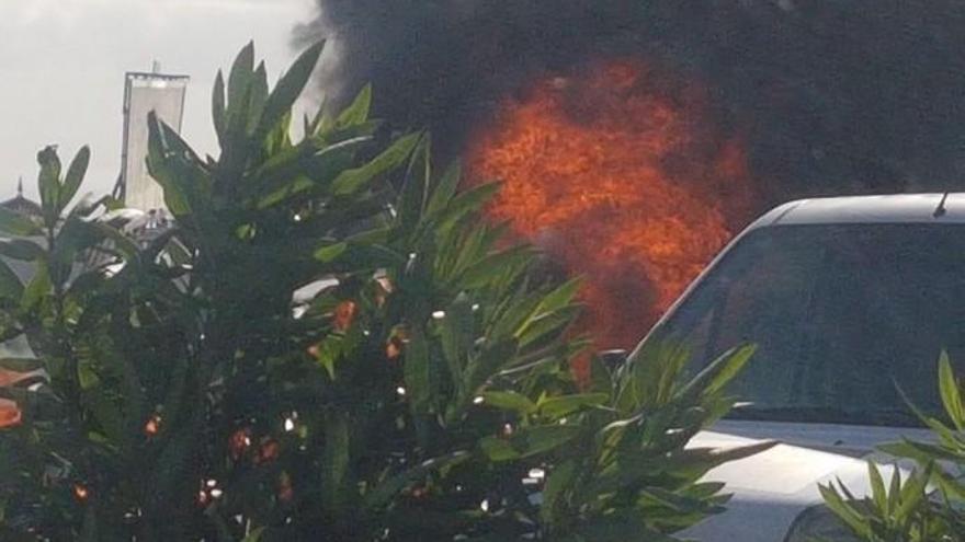 Incendio de un coche en La Laguna (02/10/17)