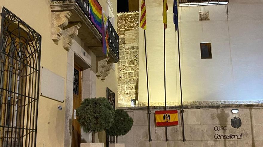 Arrancan la bandera LGTBI y colocan la franquista junto al Ayuntamiento de un pueblo de Valencia
