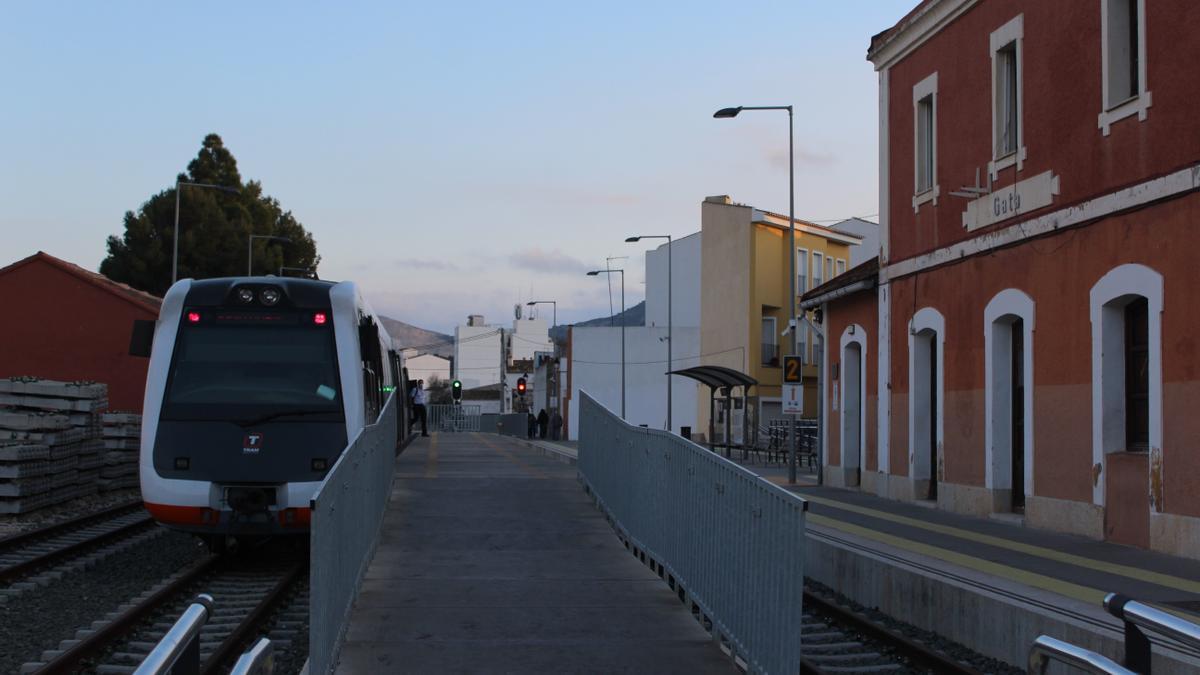 El tren en la estación de Gata de Gorgos, a partir del 16 ya podrá llegar a la última parada, la estación de Dénia