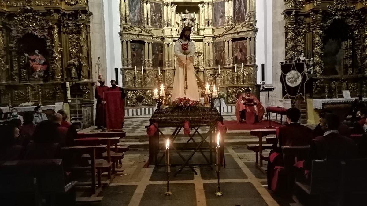 La imagen del Santísimo Cristo de la Misericordia preside el altar de San Julián durante el vía crucis