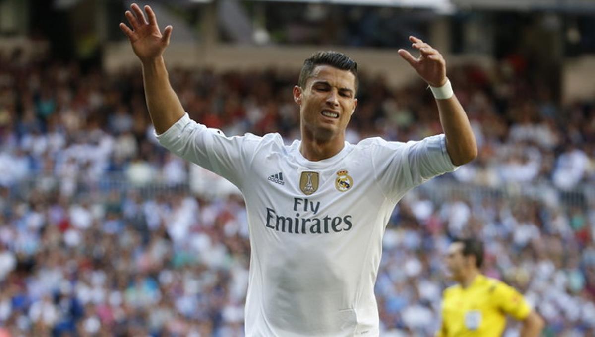 GRA437. MADRID, 19/09/2015.- El delantero portugués del Real Madrid Cristiano Ronaldo se lamenta de una jugada, durante el partido frente al Granada de la cuarta jornada de la Liga de Primera División que se juega hoy en el Santiago Bernabéu. EFE/Alberto Martín